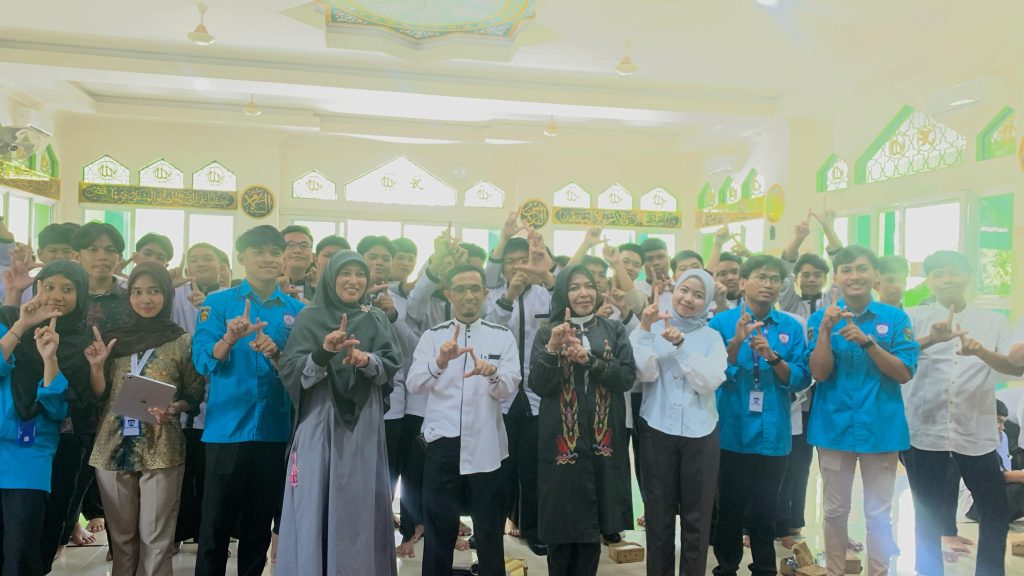 IMG-20250426-WA0064-1024x576 LETS Go to School: Penyuluhan Hukum Cegah Bahaya Judol dan Pinjol di SMAIT Al-Fityan Gowa