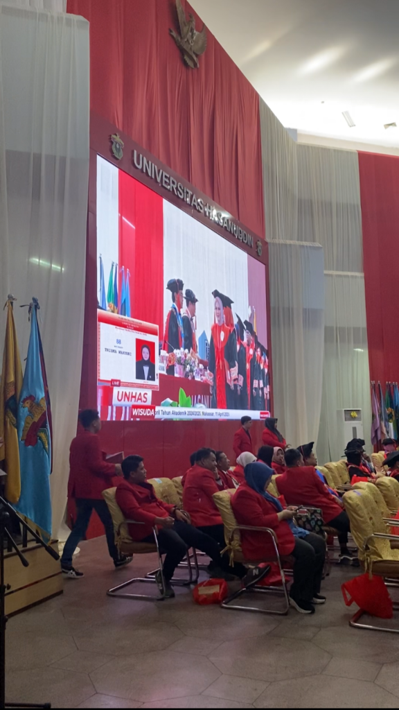 Slide-1-Wisuda-1-1-576x1024 Unhas Gelar Wisuda Periode April, 1.612 Mahasiswa Resmi Dikukuhkan