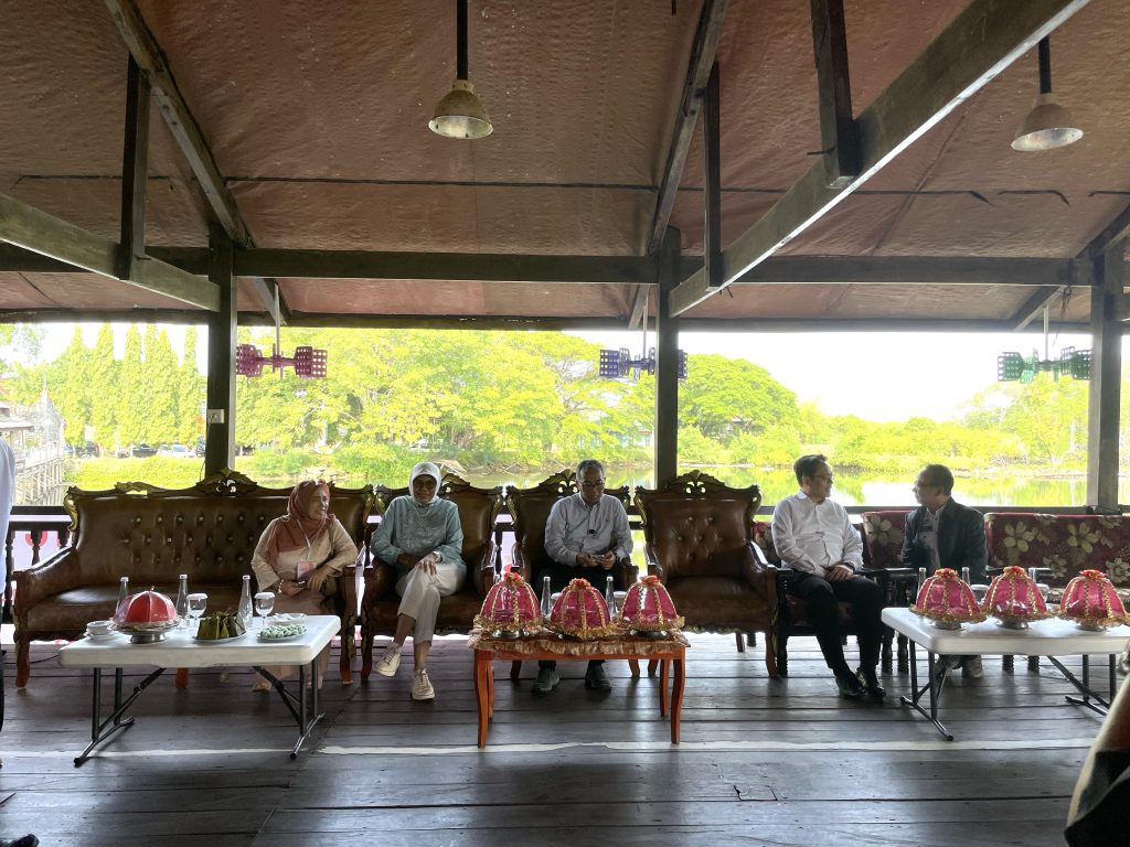 e6ef7c29-5fc1-4fbe-9f33-291e1699d2cb-1-1024x768 Rektor Unhas dan Mendiktisaintek Kunjungi Tambak Eduwisata Unhas di Barru