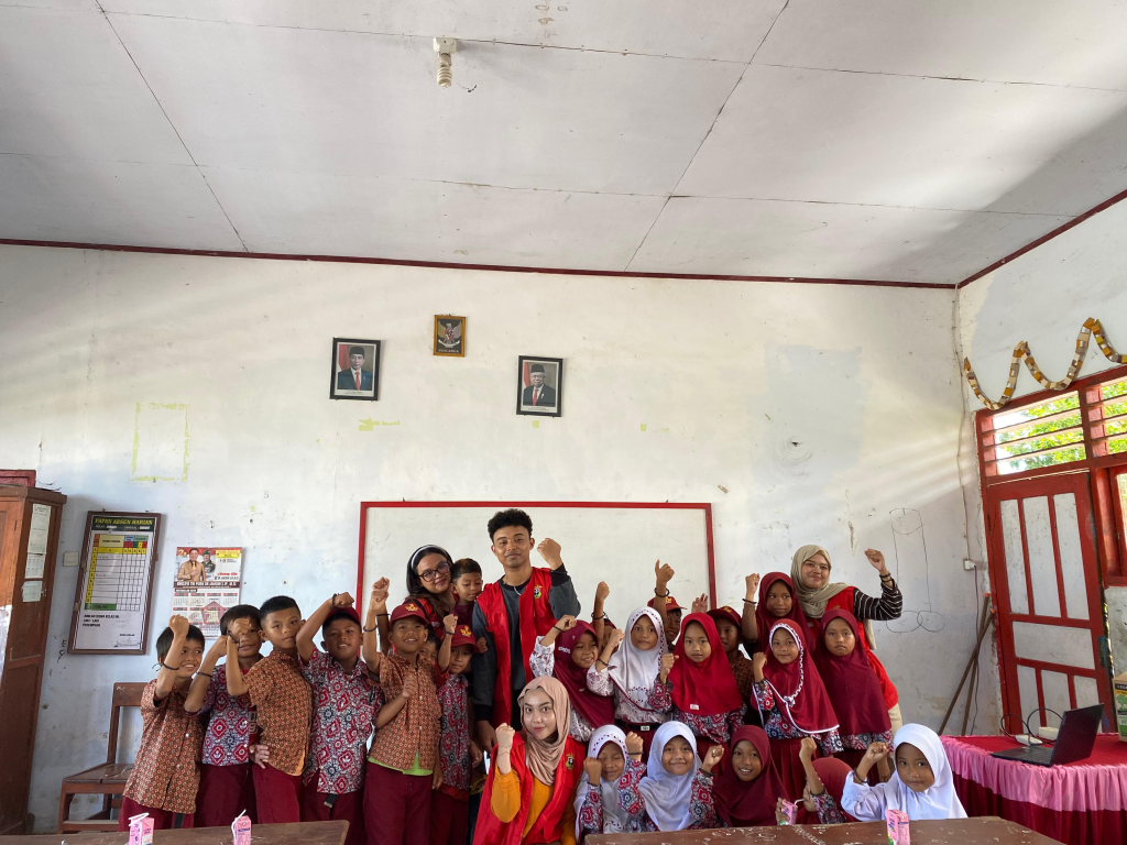 slide-1-1-1024x768 Mahasiswa KKNT ITTG Unhas Gel. 113 Adakan Penyerahan Infografis Pentingnya Mengonsumsi Susu Usia Dini