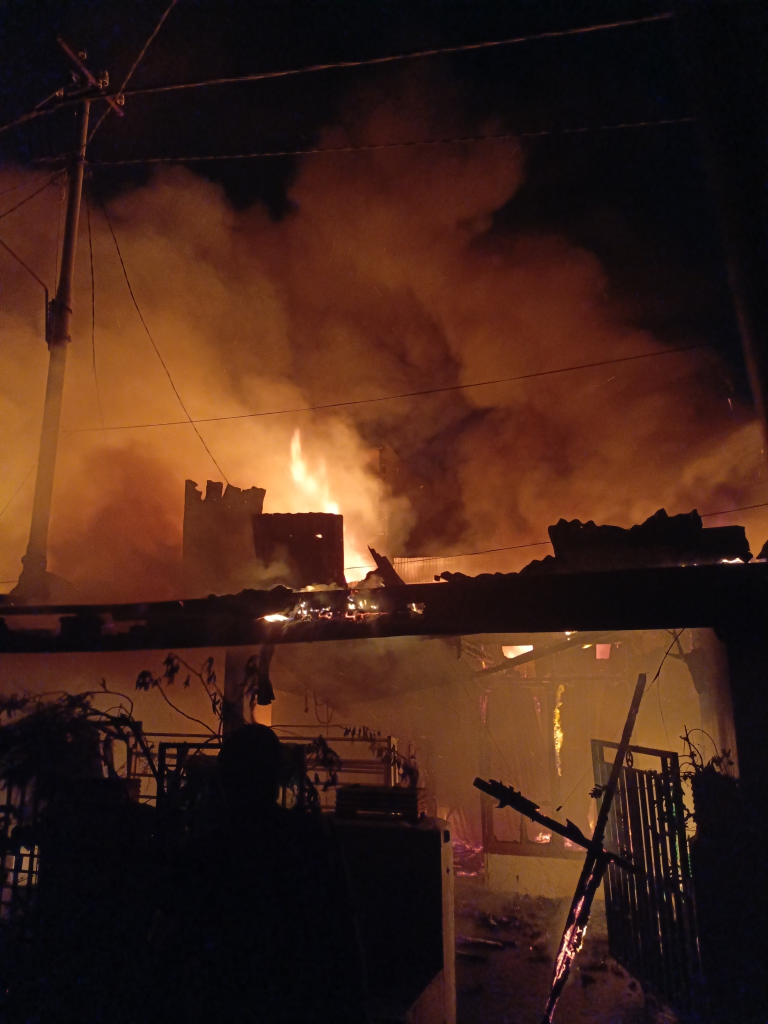1000376404-768x1024 Lupa Matikan Lilin, Tiga Rumah di Tamalate Terbakar