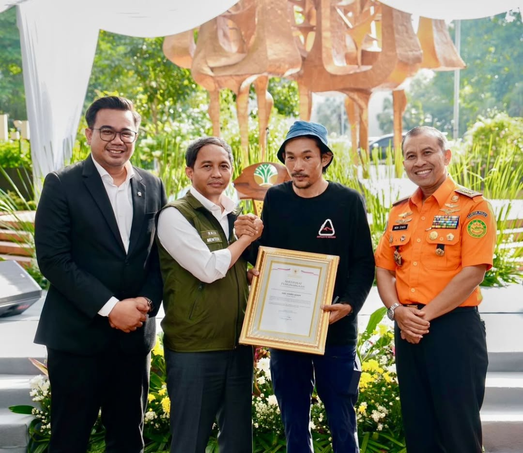 SLIDE-1_AGAM-RINJANI-1024x888 Selamatkan Pendaki Brasil, Agam Rinjani Alumni Unhas Raih Penghargaan dari Menhut