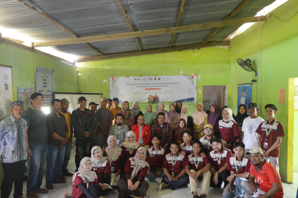 1000386561-2-1024x681 Tim DEB Unhas Bantu Irigasi Petani Bontomanai dengan Panel Surya dan Pompa Air Listrik