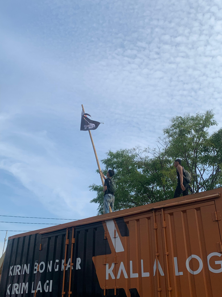 1000406553-1-768x1024 Aksi Unhas: Solidaritas Sopir Truk dan Bendera One Piece Iringi Suara Mahasiswa