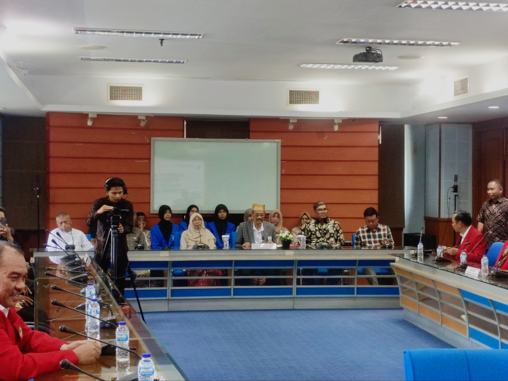 1000406607-1024x768 Jaket Oranye, Hati Merah: Guru Besar UNM Daftar sebagai Bakal Calon Rektor Unhas 2026–2030
