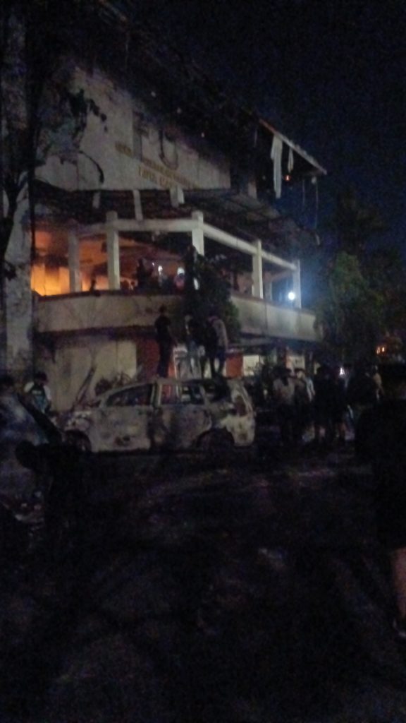 1000407030-576x1024 Demo Ricuh di Makassar: Kantor DPRD Terbakar, Barang-Barang ‘Hijrah’ ke Tangan Massa