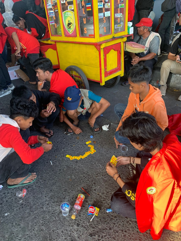1000407878-768x1024 Aksi Demonstrasi Mahasiswa Unhas Diwarnai Kejadian Tak Biasa, Mahasiswa Main Kartu dan Dam di Barisan Belakang