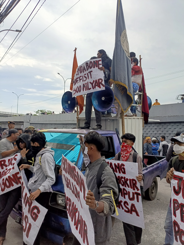 slide-1-300-miliar-1-768x1024 Korupsi Pokir DPRD Bone Rp300 Miliar, Massa Demo Kejati Sulsel Tuntut Pengusutan Tuntas