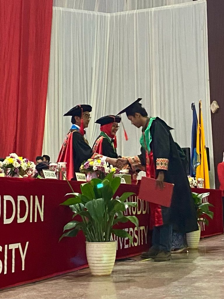 IMG-20250904-WA0029-768x1024 Unhas Gelar Wisuda Periode September, 2.487 Wisudawan Resmi Dikukuhkan