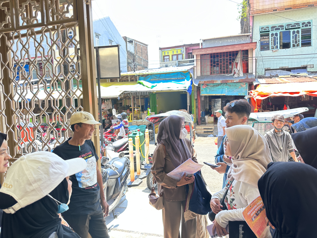 slide-1-advokasi-1024x768 Mahasiswa Administrasi Publik Unhas Gali Realitas Ekonomi Rakyat di Pasar Terong Makassar