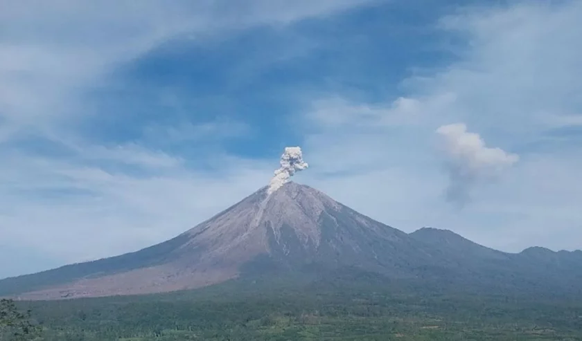 Semeru-1-e1767760705367-840x493-1 Gunung Semeru Erupsi Enam Kali, Kolom Abu Capai 900 Meter