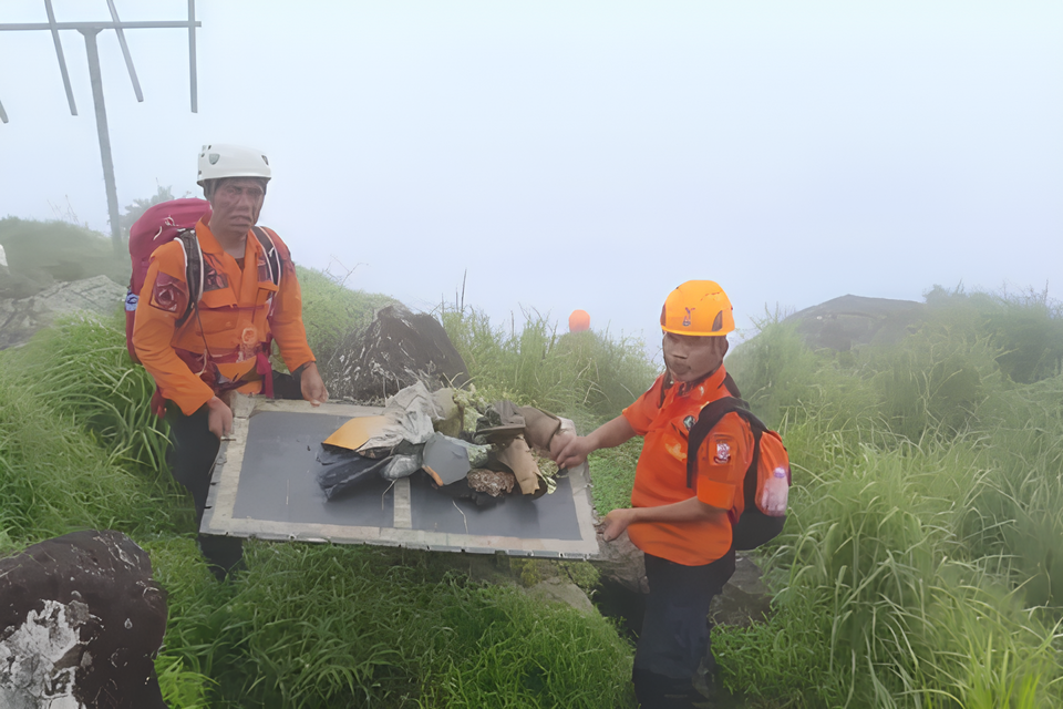Slide-1-puingg Puing Pesawat ATR 42-500 Ditemukan di Gunung Bulusaraung, Evakuasi Masih Berlanjut