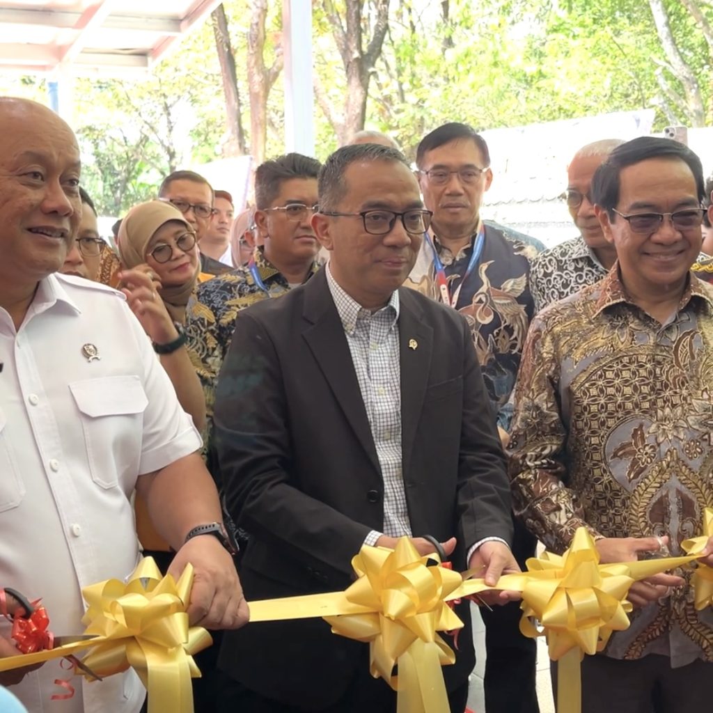 slide-1-unhas-hadirkan-dapur-1024x1024 Unhas Hadirkan Dapur SPPG, Dukung Program MBG sebagai Laboratorium Lintas Disiplin Ilmu