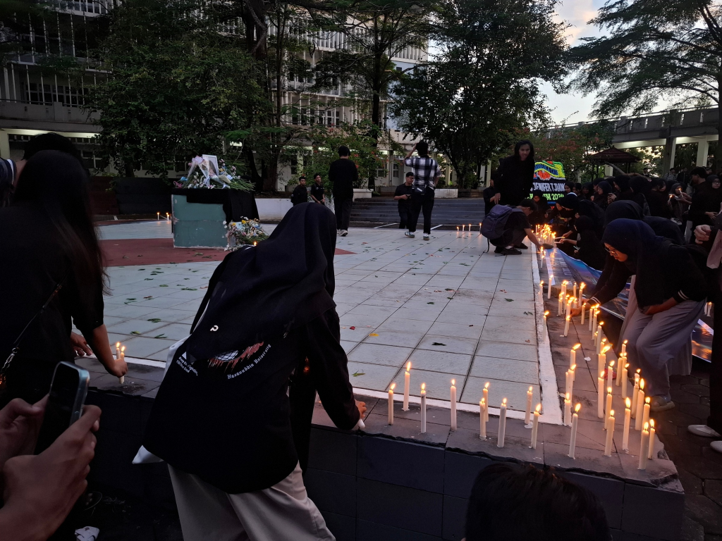 slide-1-teknik-1024x768 Lautan Lilin dan Doa Iringi Duka Mahasiswi Arsitektur Unhas