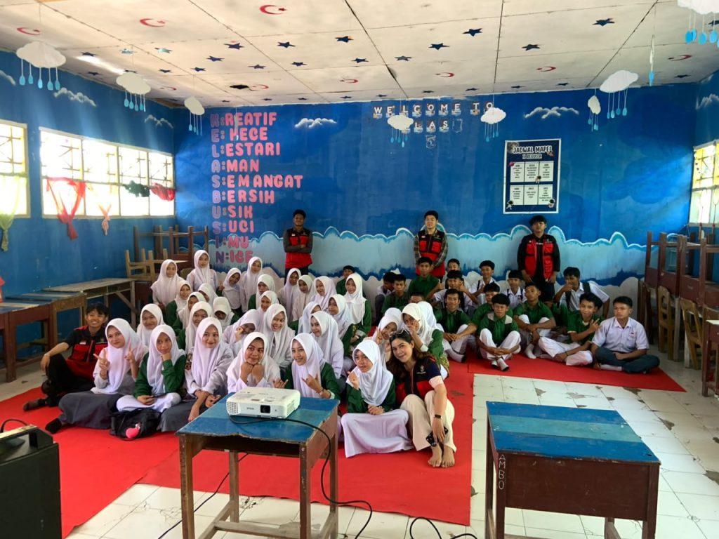Mahasiswa KKN-T Unhas Bekali Pelajar Rantebelu Strategi Branding dan Digital Marketing untuk UMKM 