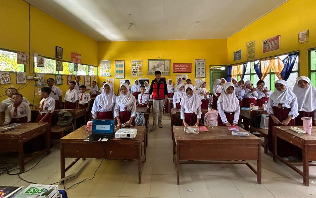 Mahasiswa KKN Unhas Hadirkan Edukasi Keselamatan Kelistrikan Interaktif bagi Siswa SD Negeri Pangkajene
