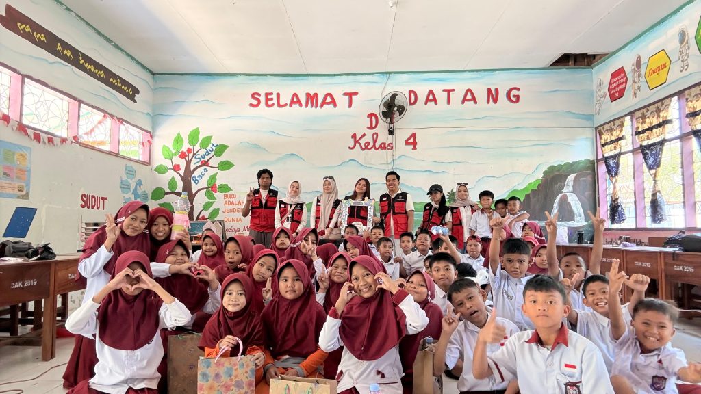 Mahasiswa KKN-T Unhas Peringati Hari Anak Nasional melalui Edukasi Peduli Lingkungan di SD Negeri 4 Carawali 