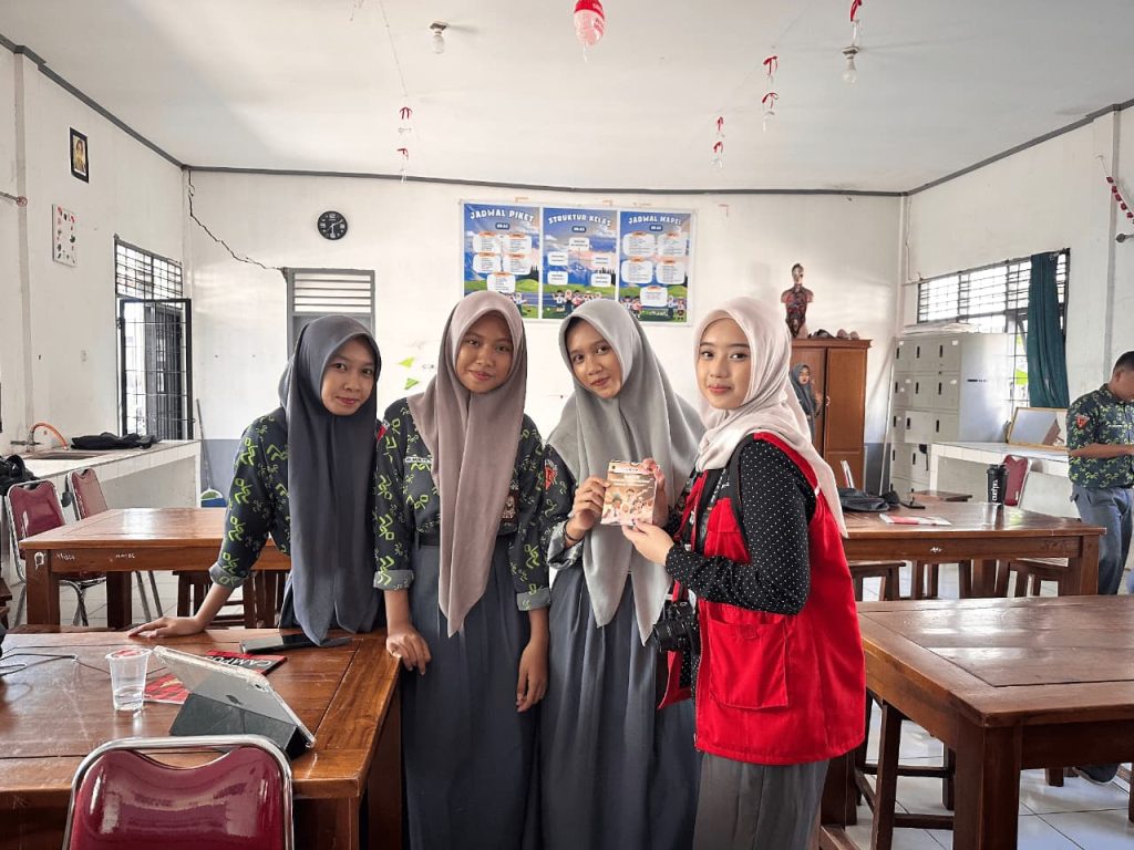Mahasiswa KKN-T Unhas Edukasi Pencegahan Kekerasan melalui Peluncuran Buku Saku BADIK di SMA Negeri 14 Gowa