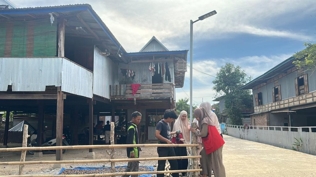Mahasiswa KKN-T Unhas Dorong Pemanfaatan Energi Terbarukan melalui Pemasangan Lampu Tenaga Surya di Arawa 