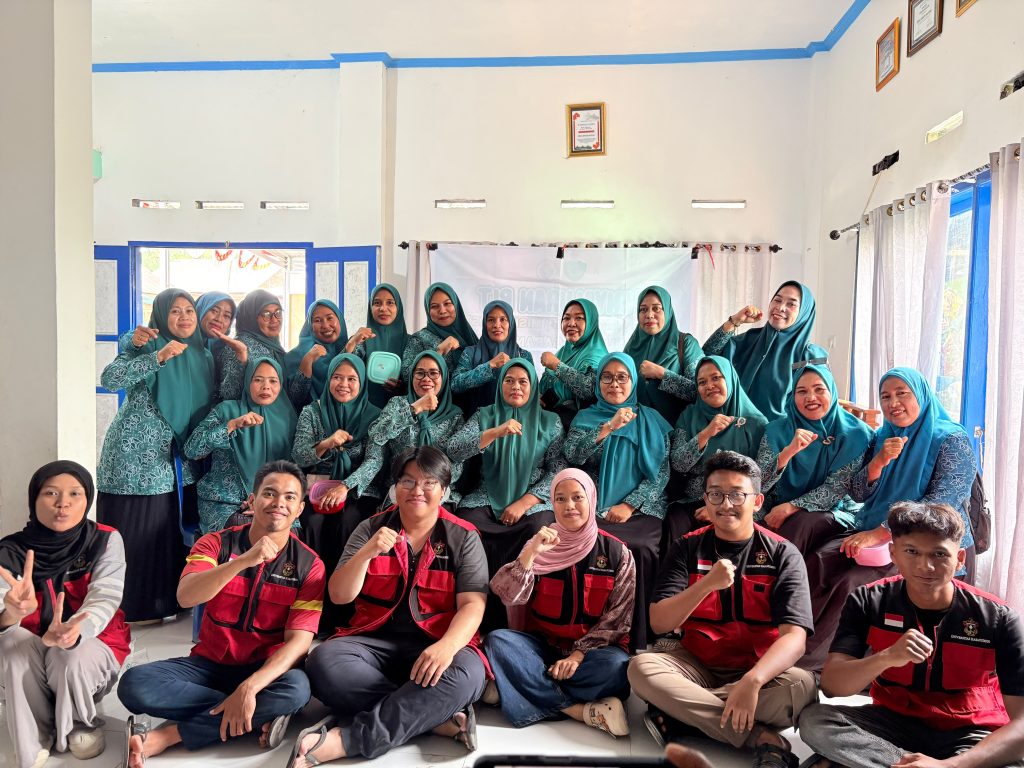 Ketua TP PKK Bonto Mate’ne Apresiasi Inovasi Daur Ulang Sampah Mahasiswa KKN-TI Unhas