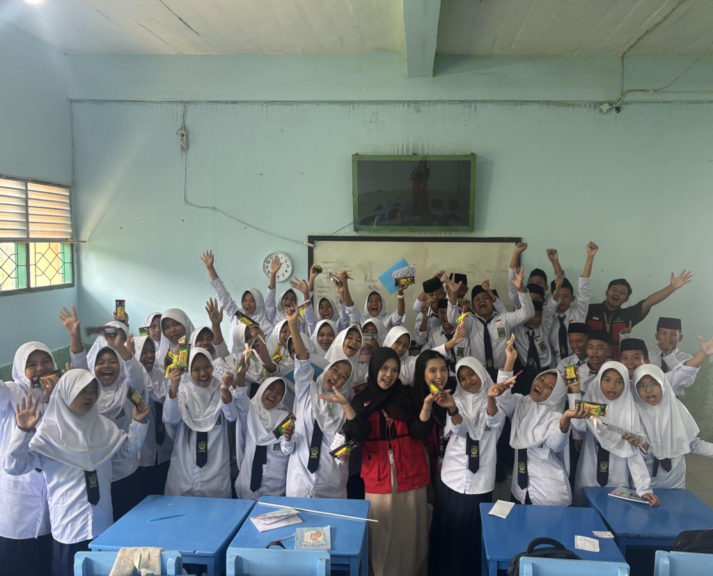Mahasiswa KKN-PK 69 Unhas Edukasi Siswa MTsN 2 Sidrap tentang Penggunaan Kosmetik Aman melalui Program BEAUTY CARE
