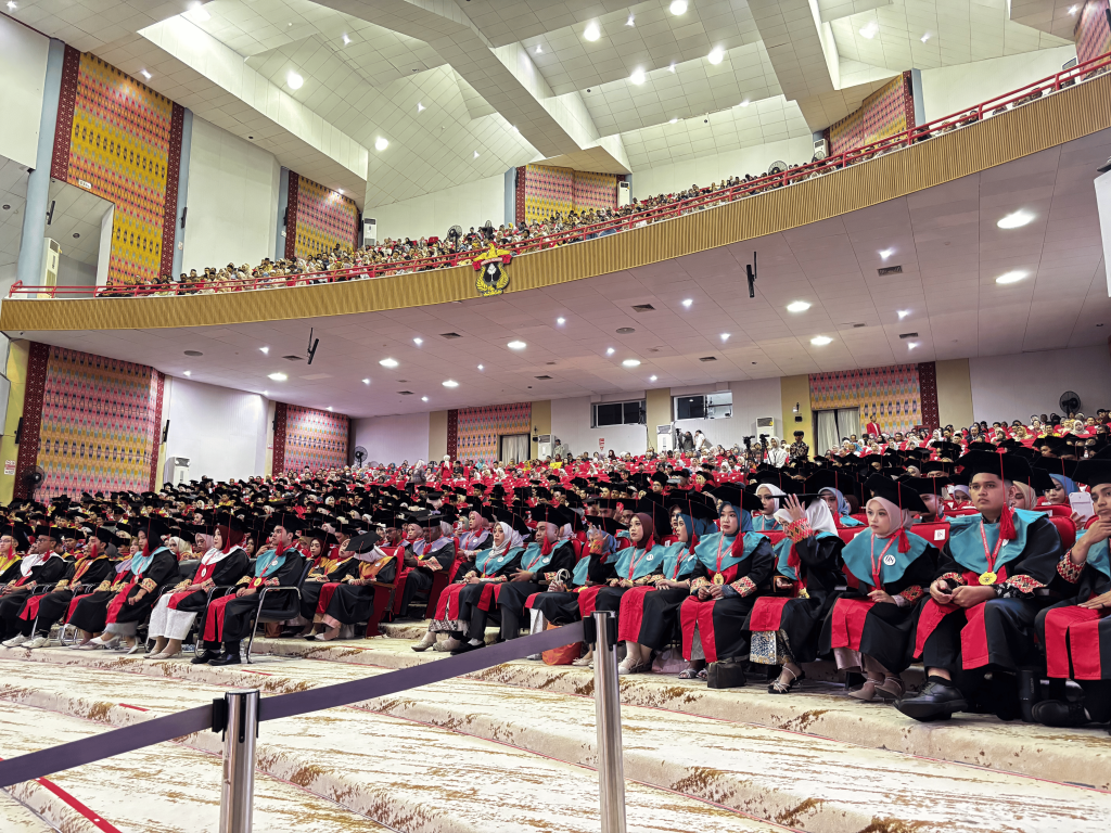 Unhas Kukuhkan 1.355 Wisudawan, Rektor Dorong Alumni Siap Bersaing di Kancah Global