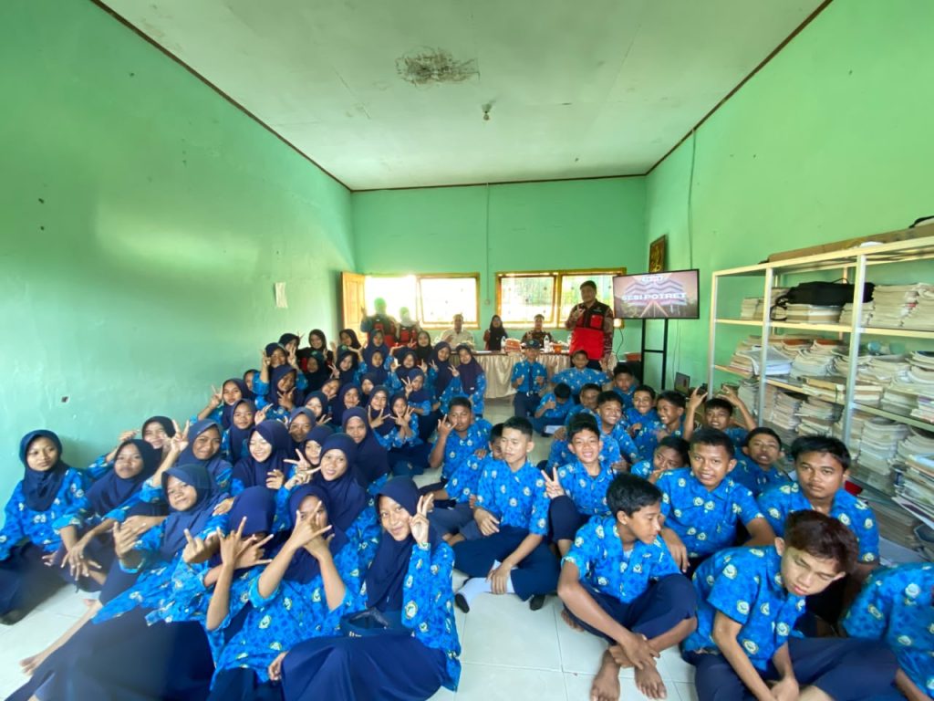 Mahasiswa KKN-T Pemberdayaan Desa Unhas Dorong Kesadaran Pentingnya Pendidikan Lewat Sosialisasi di MTs Al-Manar Jerrung