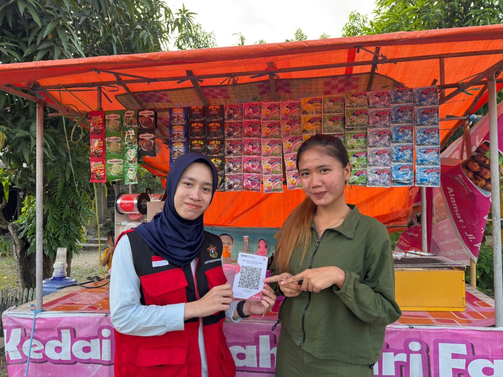 Mahasiswa KKN Unhas Dorong Digitalisasi UMKM melalui Pendampingan Sistem Pembayaran QRIS di Desa Carawali