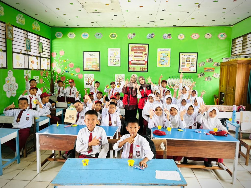 Peringati Hari Anak Nasional, Mahasiswa KKN Unhas Edukasi Pentingnya Cuci Tangan melalui Program TEPAT