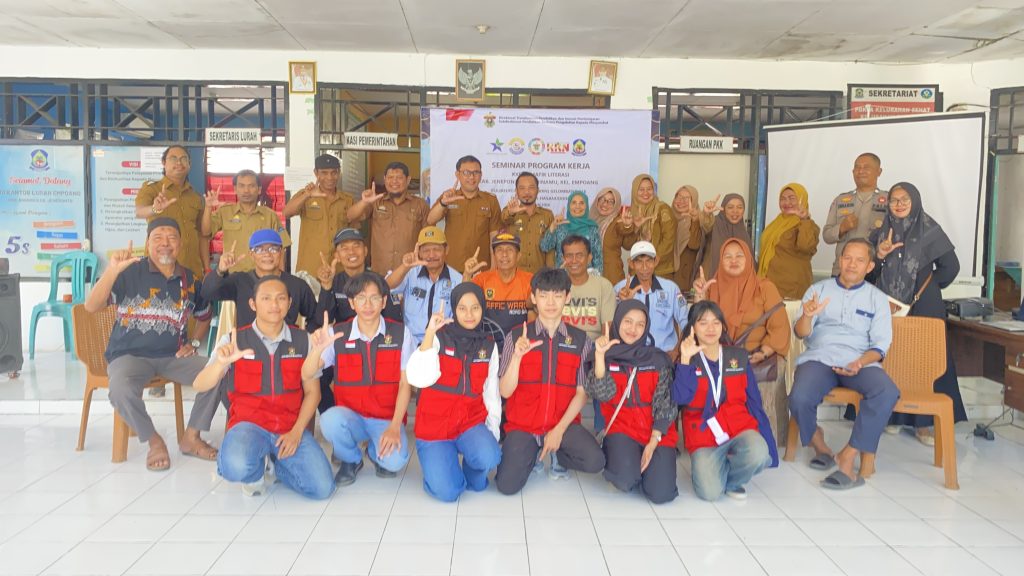 Slide-1-kkn-empoang-1024x576 Mahasiswa KKN-T Literasi Unhas Hadirkan Tujuh Program Penguatan Literasi di Kelurahan Empoang