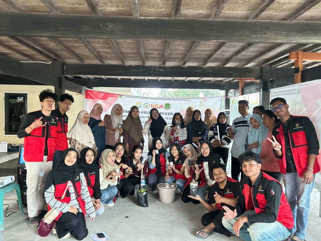 KKN-T Inovasi Desa Unhas Gelar Pelatihan Aquaponik Sederhana di Lakessi