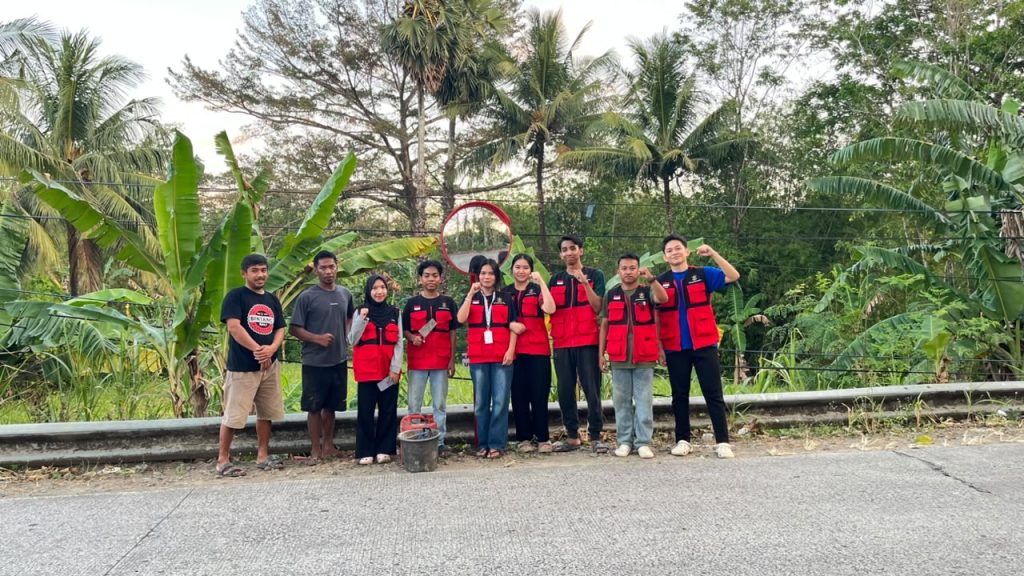 WhatsApp-Image-2026-07-30-at-18.55.51-1-1024x576 Lensa Lempang, Program Mahasiswa KKN-T Unhas Tingkatkan Keselamatan Berkendara di Desa Lempang
