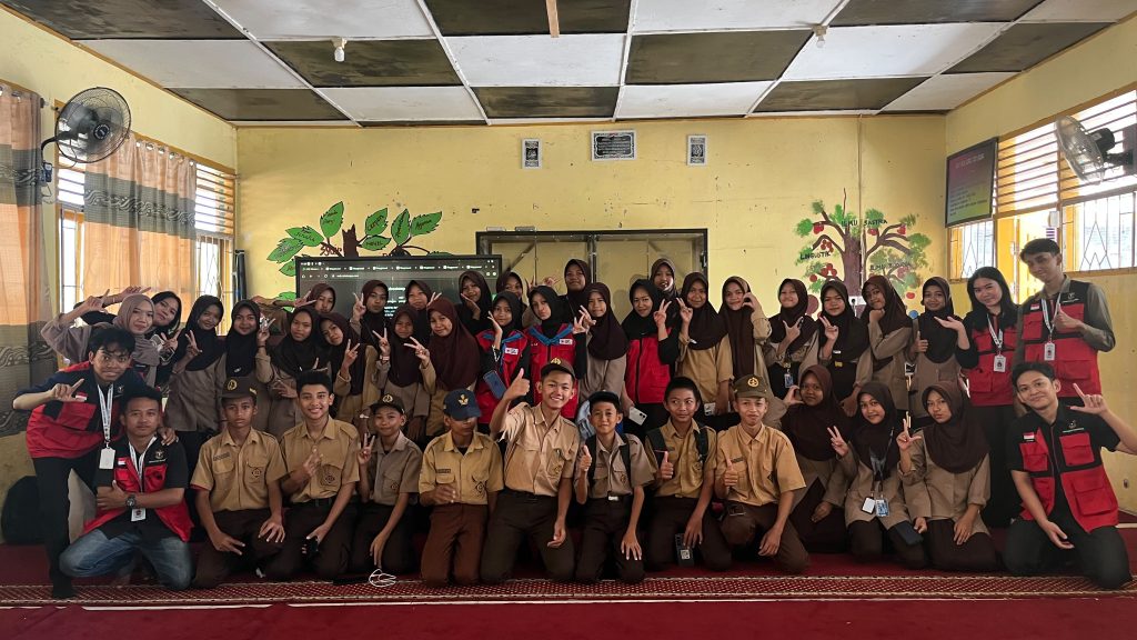 Mahasiswa KKN-T Unhas Tumbuhkan Budaya Bermedia Cerdas di SMPN 11 Barru melalui Sosialisasi Literasi Digital