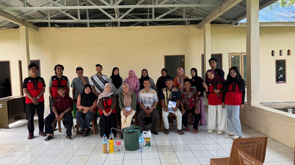 Mahasiswa KKN-T Unhas Edukasi Pembuatan Pupuk Organik Cair, Hadirkan Solusi Ramah Lingkungan bagi Petani Cengkeh