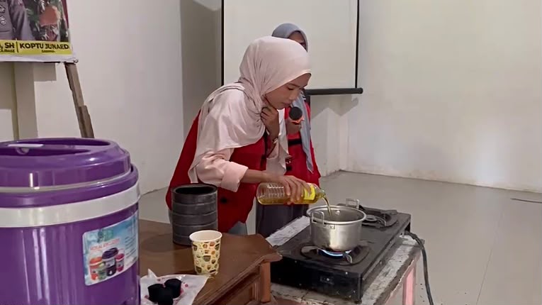 Mahasiswa KKN-T Unhas Edukasi Pemanfaatan Minyak Jelantah Menjadi Lilin Aromaterapi di Desa Bila Riase