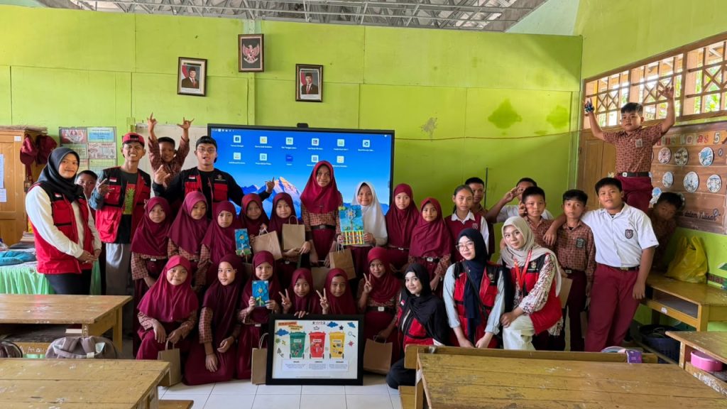 Mahasiswa KKN-T Unhas Edukasi Pemilahan Sampah dan Pemanfaatan Sampah Plastik melalui Program Kreativitas Ramah Lingkungan 