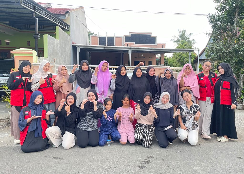 Peduli Sampah Plastik, Mahasiswa KKN Unhas Latih Ibu dan Remaja Daur Ulang Tutup Botol di Bantaeng