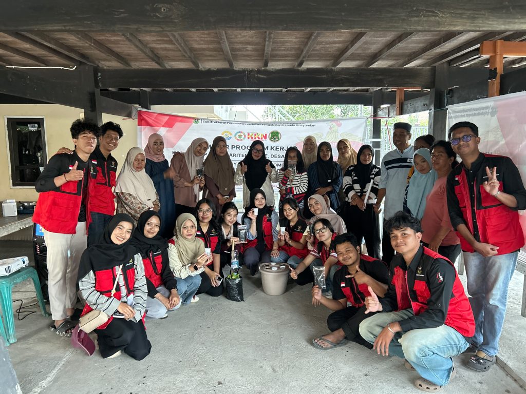 Mahasiswa KKN Unhas Manfaatkan Botol Plastik Bekas untuk Irigasi Tetes di Kelurahan Lakessi