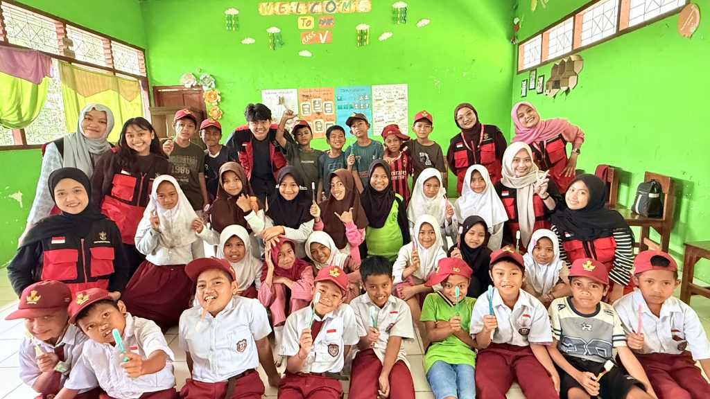 Mahasiswa KKN-PK Unhas Edukasi Pencegahan Karies dan Praktik Sikat Gigi Bersama di SDN Satap 2 Batu Desa Leppangeng