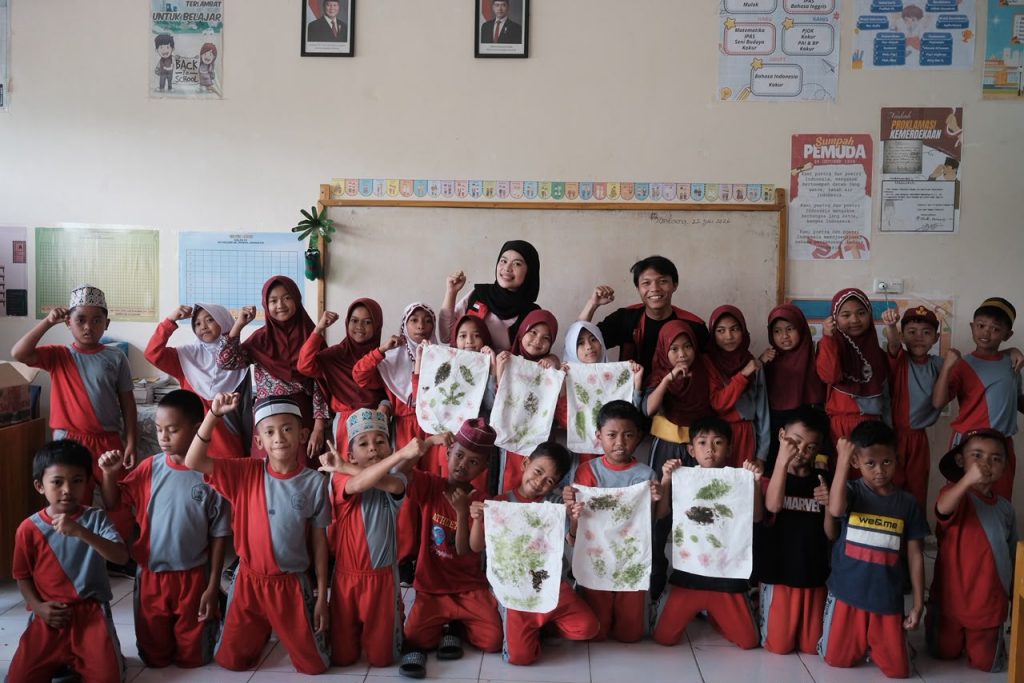 Mahasiswa KKN Unhas Gelar Pelatihan Pembuatan Totebag Ecoprint di SDN 38 Janna-Jannaya