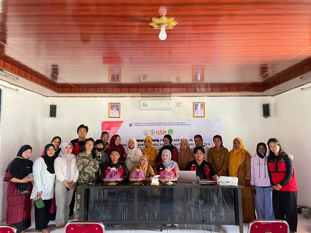 Mahasiswa KKN-T Unhas Sulap Eceng Gondok Jadi Ecobriket Ramah Lingkungan di Wette’e