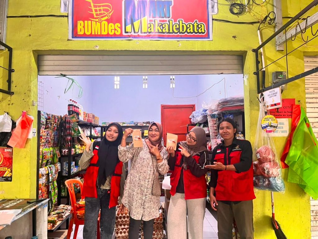 Mahasiswa KKN-T Unhas Perkuat Identitas UMKM Desa Saotengnga melalui Pendampingan Label Produk Berbasis AI