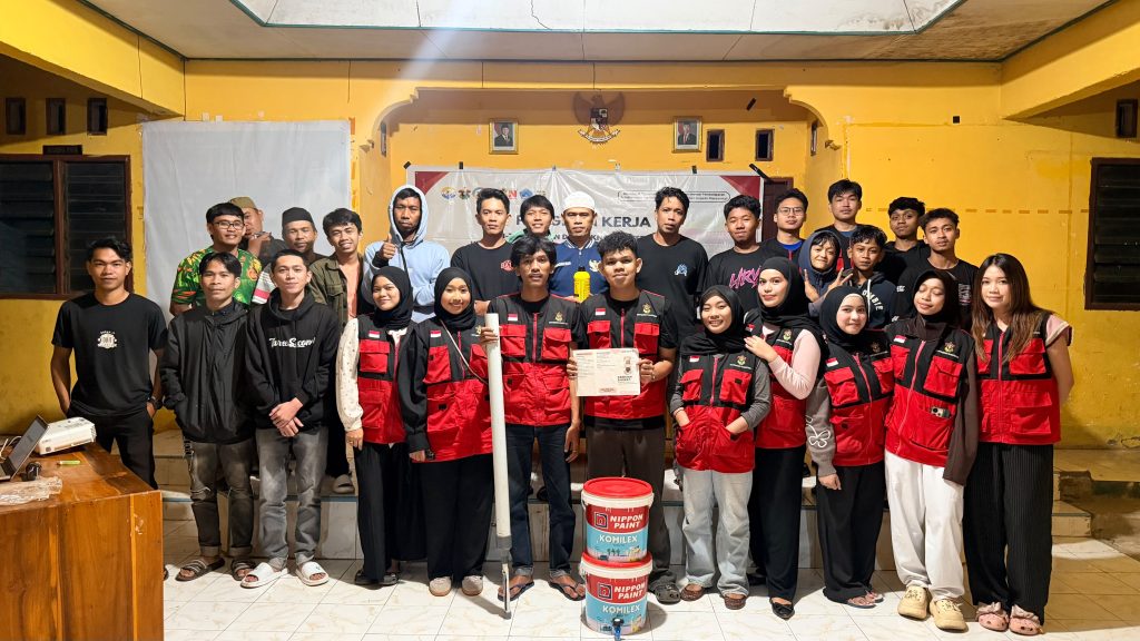 86f1e6cc-f204-4428-bedd-2c0e00c75af2-1024x576 Mahasiswa KKN Unhas Gelombang 116 Hadirkan Alat Penabur Pupuk Sederhana, Dukung Efisiensi Pertanian di Bonto Majannang