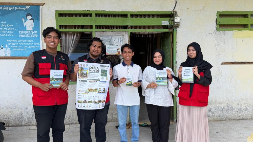 DOKUMENTASI-PENYERAHAN-POSTER-DAN-BUKU-SAKU-1024x576 Mahasiswa KKN Unhas Kenalkan Potensi Desa Salassae melalui Poster Infografis dan Buku Saku
