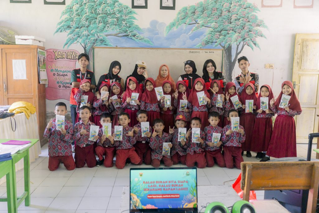 Bangun Kesadaran Jaga Ekosistem Pesisir, Mahasiswa KKN Unhas Gelar Edukasi Pengelolaan Sampah di SD Negeri 41 Rappoa