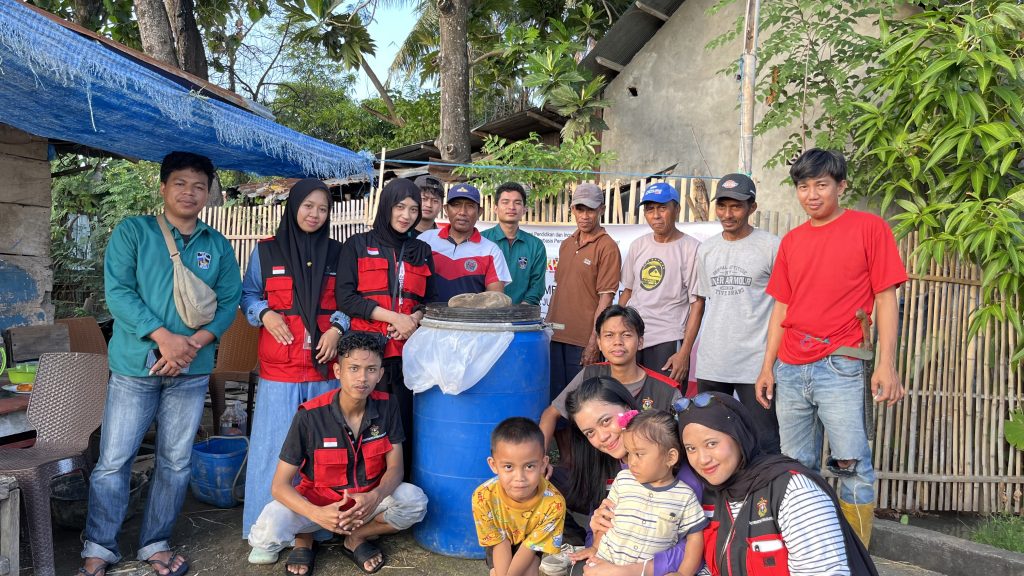 Produksi Silase Pakan Fermentasi, Upaya Mahasiswa KKN Unhas Dukung Ketersediaan Pakan Ternak di Desa Rappoa