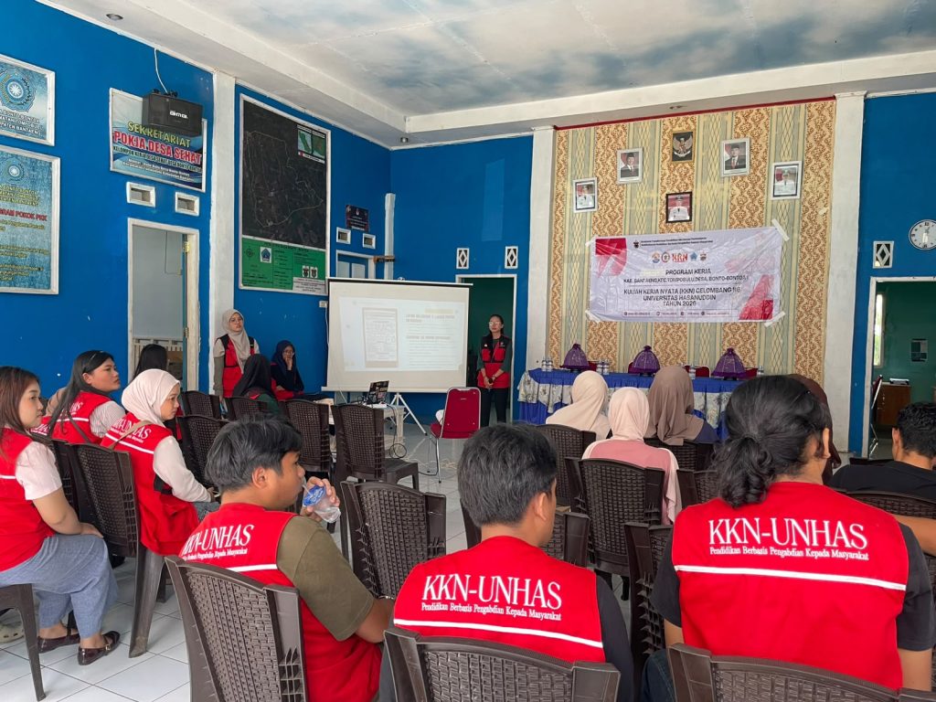 Dorong Adopsi Teknologi Pertanian Ramah Lingkungan, Mahasiswa KKN Unhas Pasang Papan Edukasi di Desa Bonto-Bontoa