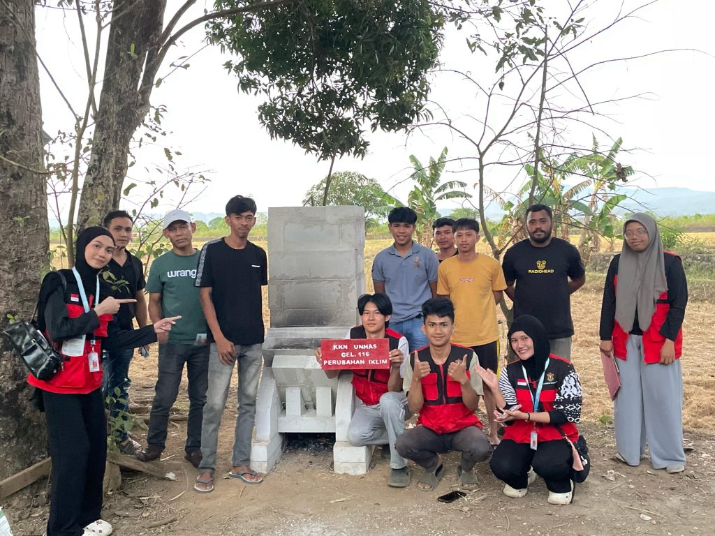 Mahasiswa KKN Unhas Kembangkan Rocket Stove sebagai Solusi Pengelolaan Biomassa Ramah Lingkungan di Maros