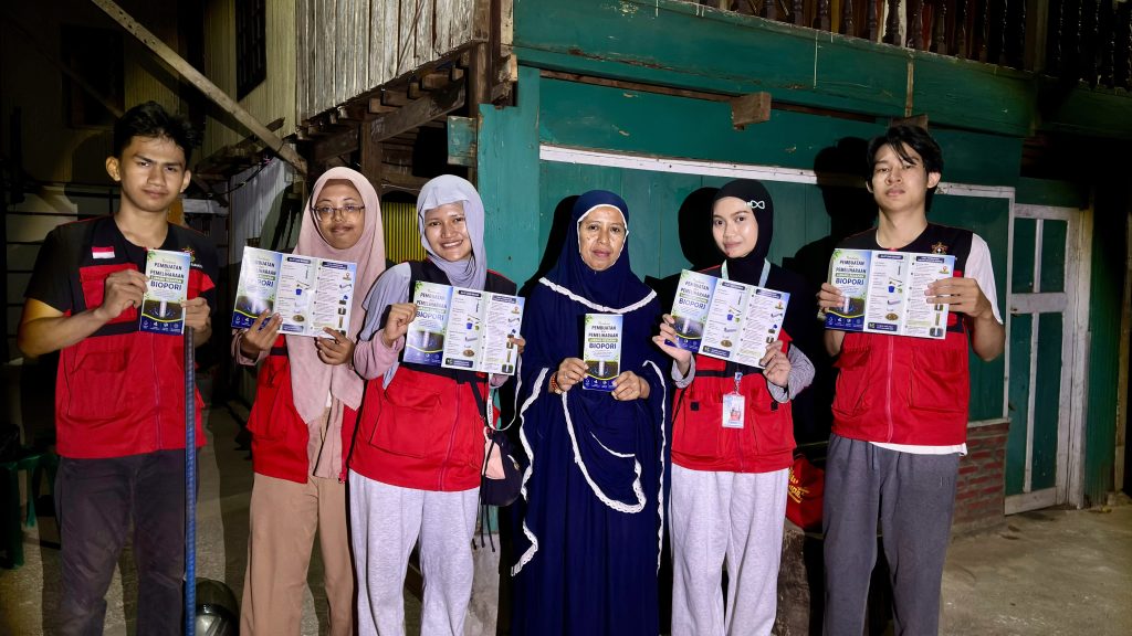 Mahasiswa KKN Unhas Edukasi dan Bangun Lubang Resapan Biopori, Dukung Konservasi Air di Kelurahan Taroada
