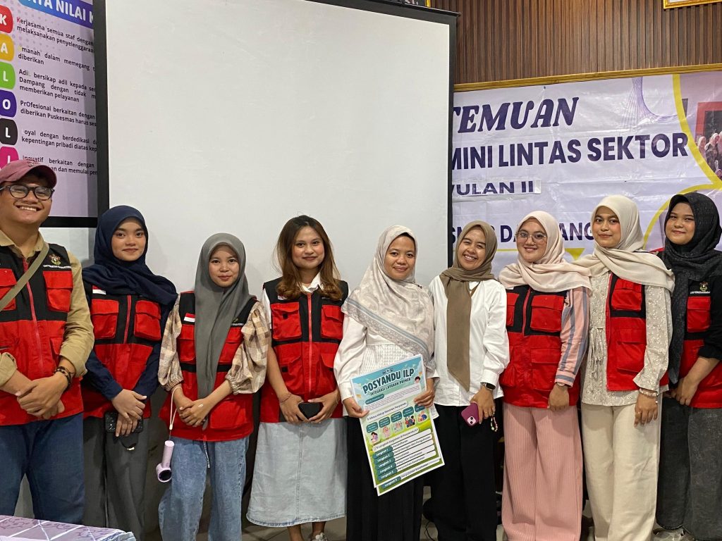 Mahasiswa KKN Unhas Susun SOP dan Papan Alur Pelayanan Posyandu untuk Wujudkan Layanan Ramah Perempuan dan Anak